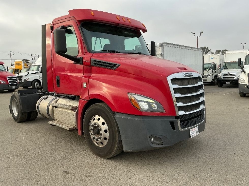 Day Cab Tractor-Heavy Duty Tractors-Freightliner-2019-T12642ST-Fresno-CA-166,832\n\t\tmiles-$ 58,500 - Image 1