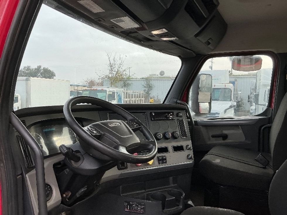 Day Cab Tractor-Heavy Duty Tractors-Freightliner-2019-T12642ST-Fresno-CA-166,832\n\t\tmiles-$ 58,500 - Image 10