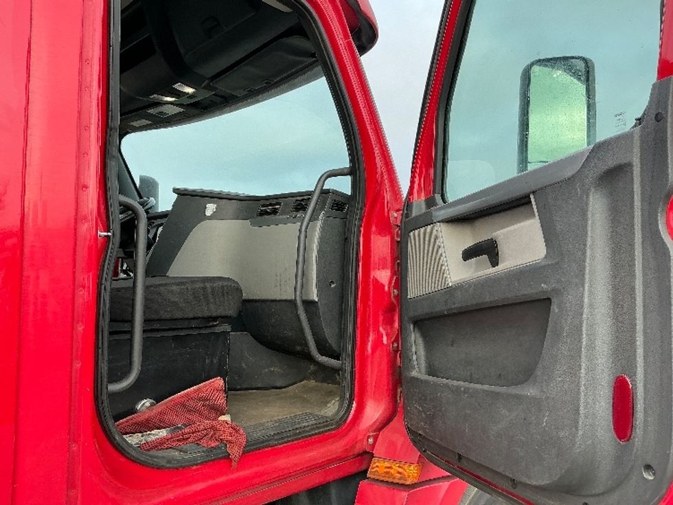 Day Cab Tractor-Heavy Duty Tractors-Freightliner-2019-T12642ST-Fresno-CA-166,832\n\t\tmiles-$ 58,500 - Image 12