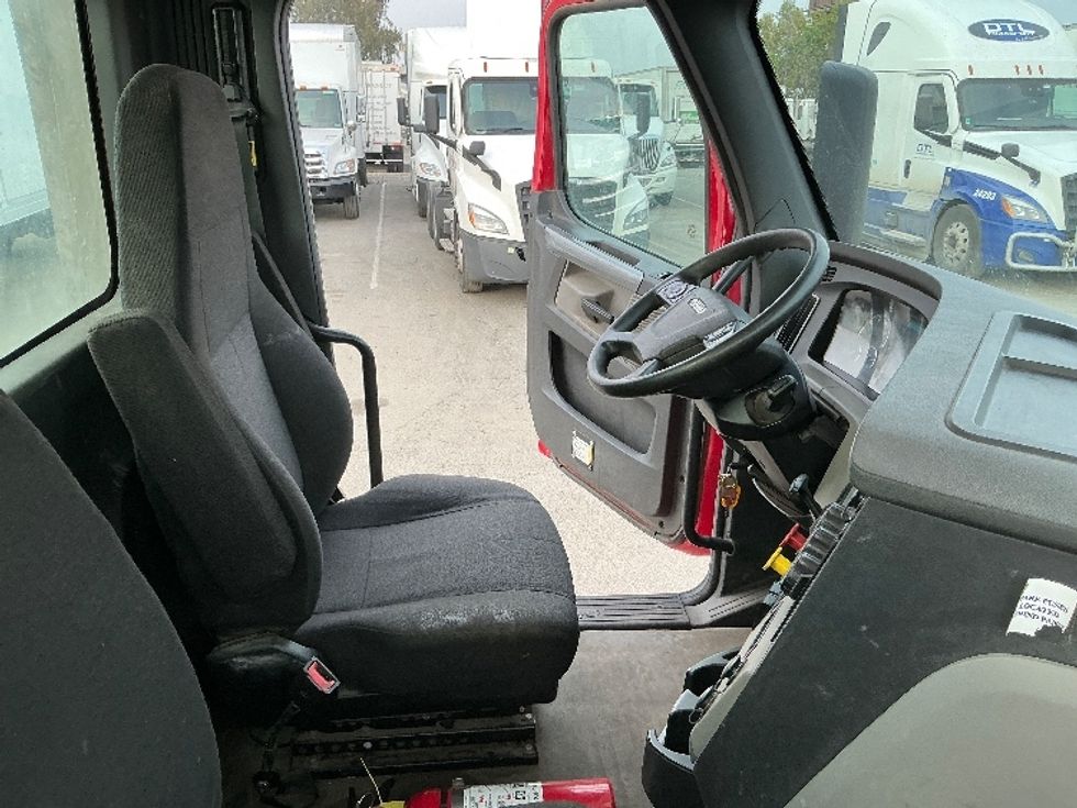 Day Cab Tractor-Heavy Duty Tractors-Freightliner-2019-T12642ST-Fresno-CA-166,832\n\t\tmiles-$ 58,500 - Image 14