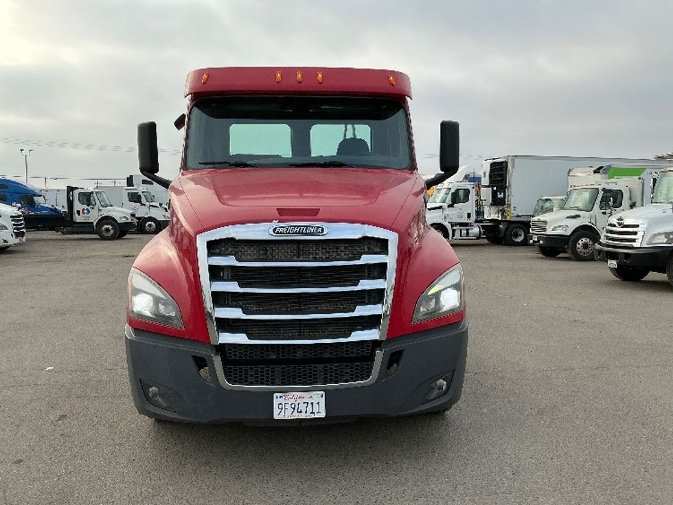 Day Cab Tractor-Heavy Duty Tractors-Freightliner-2019-T12642ST-Fresno-CA-166,832\n\t\tmiles-$ 58,500 - Image 2
