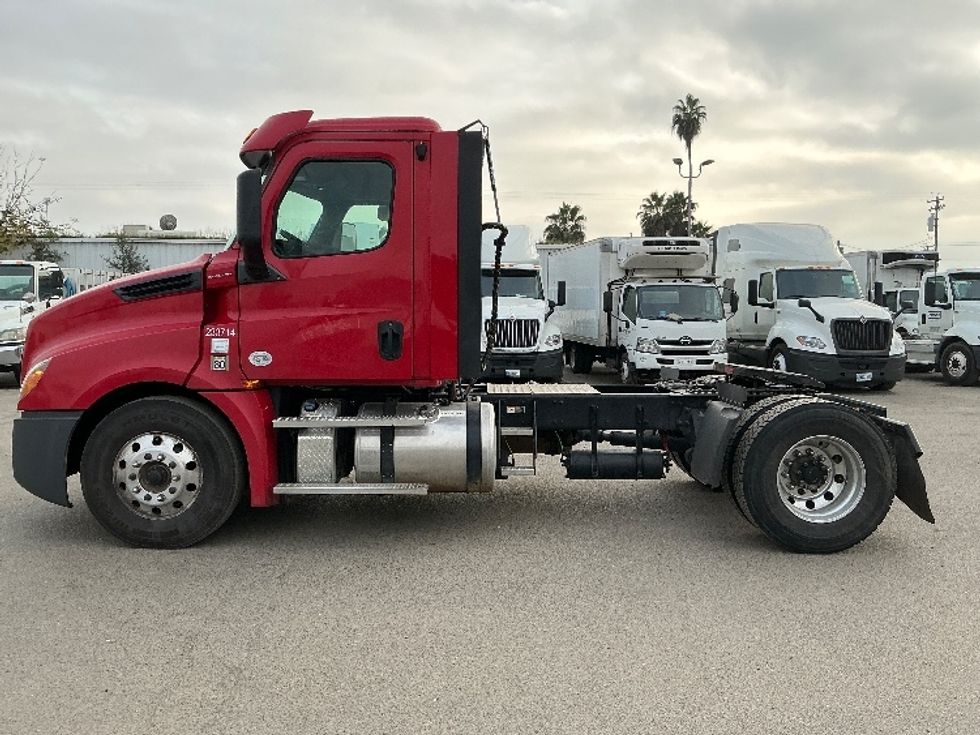 Day Cab Tractor-Heavy Duty Tractors-Freightliner-2019-T12642ST-Fresno-CA-166,832\n\t\tmiles-$ 58,500 - Image 4