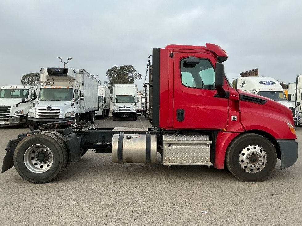 Day Cab Tractor-Heavy Duty Tractors-Freightliner-2019-T12642ST-Fresno-CA-166,832\n\t\tmiles-$ 58,500 - Image 8