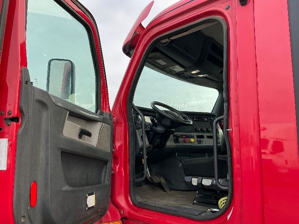 Day Cab Tractor-Heavy Duty Tractors-Freightliner-2019-T12642ST-Fresno-CA-166,832\n\t\tmiles-$ 58,500 - Image 9