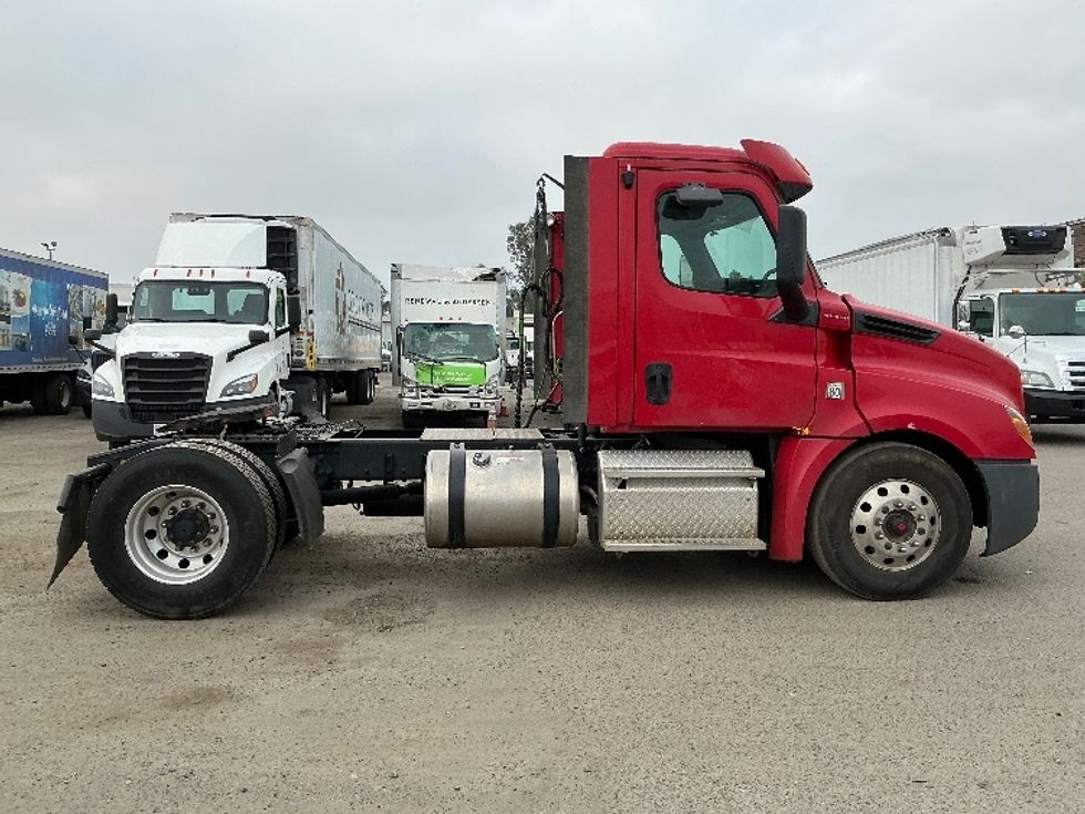 Day Cab Tractor-Heavy Duty Tractors-Freightliner-2019-T12642ST-Fresno-CA-183,767\n\t\tmiles-$ 46,000 - Image 8