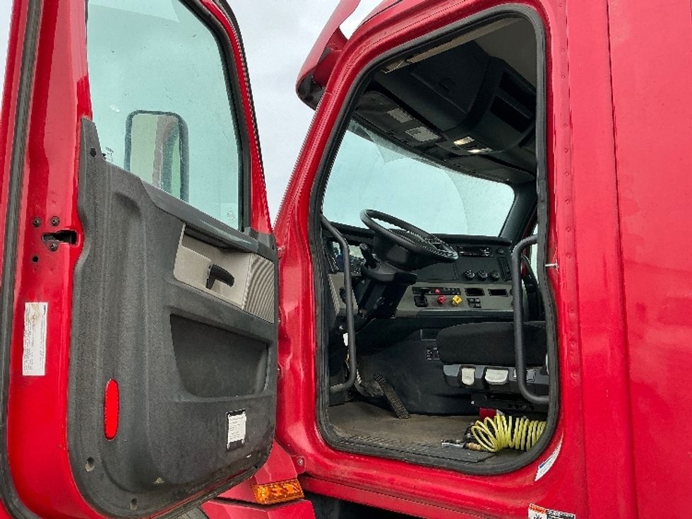 Day Cab Tractor-Heavy Duty Tractors-Freightliner-2019-T12642ST-Fresno-CA-183,767\n\t\tmiles-$ 46,000 - Image 9