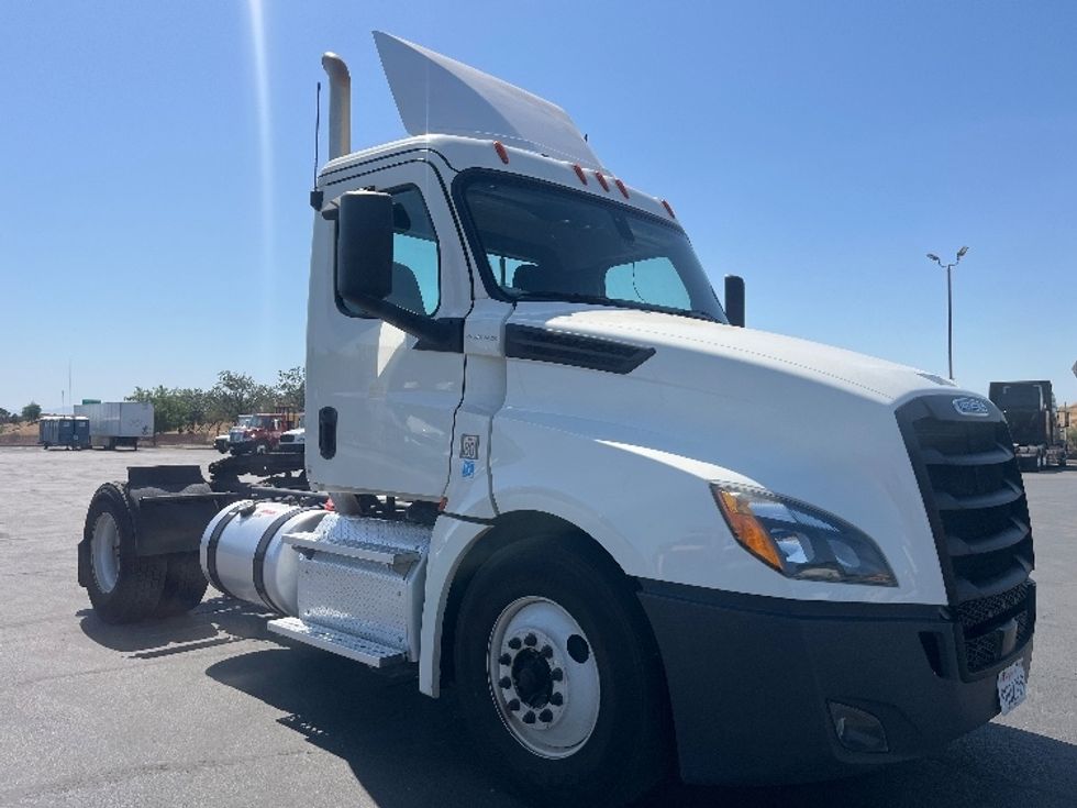 Day Cab Tractor-Heavy Duty Tractors-Freightliner-2019-T12642ST-Fresno-CA-212,680\n\t\tmiles-$ 40,750 - Image 1
