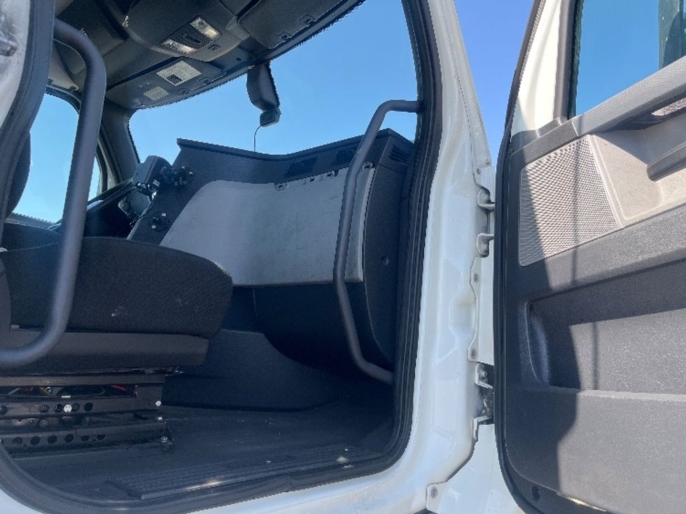 Day Cab Tractor-Heavy Duty Tractors-Freightliner-2019-T12642ST-Fresno-CA-212,680\n\t\tmiles-$ 40,750 - Image 12
