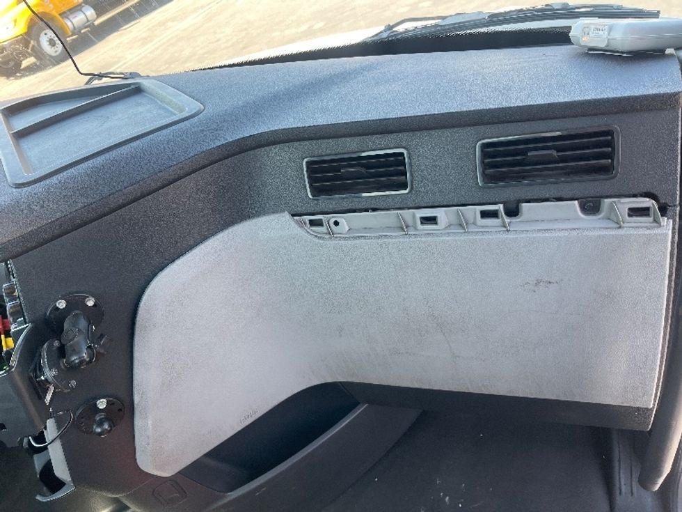 Day Cab Tractor-Heavy Duty Tractors-Freightliner-2019-T12642ST-Fresno-CA-212,680\n\t\tmiles-$ 40,750 - Image 13