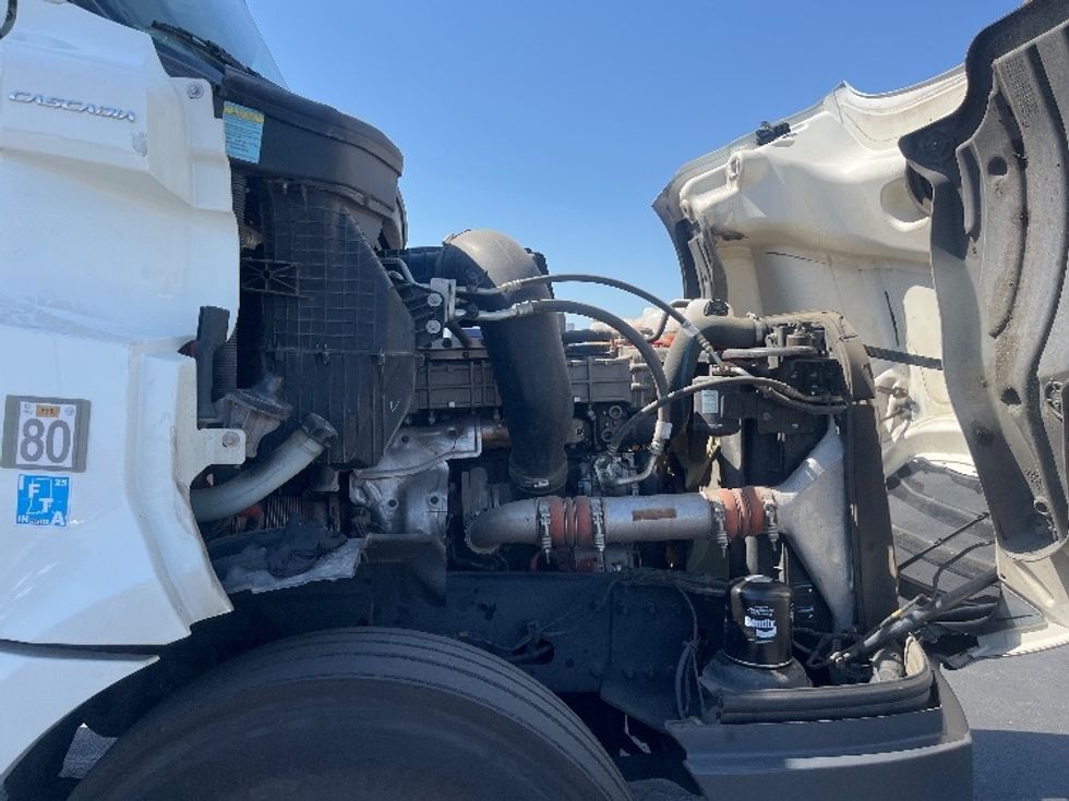 Day Cab Tractor-Heavy Duty Tractors-Freightliner-2019-T12642ST-Fresno-CA-212,680\n\t\tmiles-$ 40,750 - Image 15