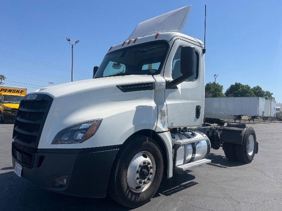 Day Cab Tractor-Heavy Duty Tractors-Freightliner-2019-T12642ST-Fresno-CA-212,680\n\t\tmiles-$ 40,750 - Image 3