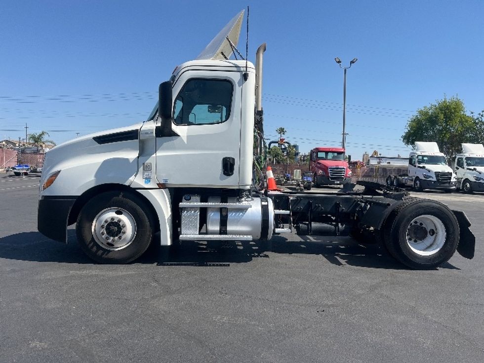 Day Cab Tractor-Heavy Duty Tractors-Freightliner-2019-T12642ST-Fresno-CA-212,680\n\t\tmiles-$ 40,750 - Image 4