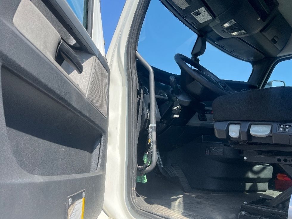 Day Cab Tractor-Heavy Duty Tractors-Freightliner-2019-T12642ST-Fresno-CA-212,680\n\t\tmiles-$ 40,750 - Image 9