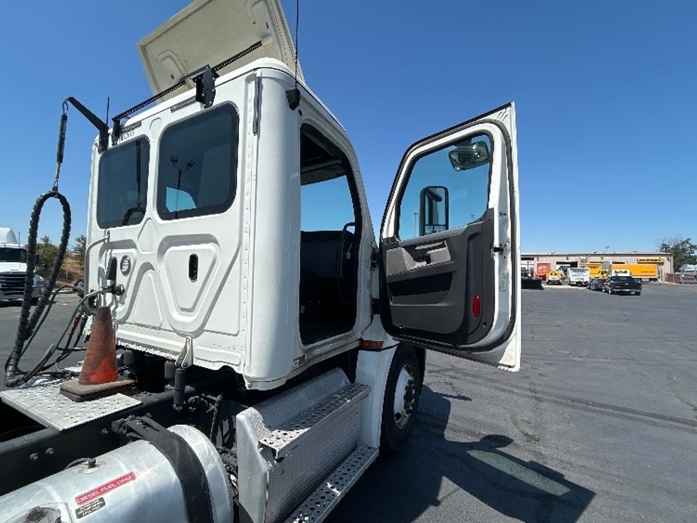 Day Cab Tractor-Heavy Duty Tractors-Freightliner-2019-T12642ST-Fresno-CA-245,244\n\t\tmiles-$ 53,500 - Image 12