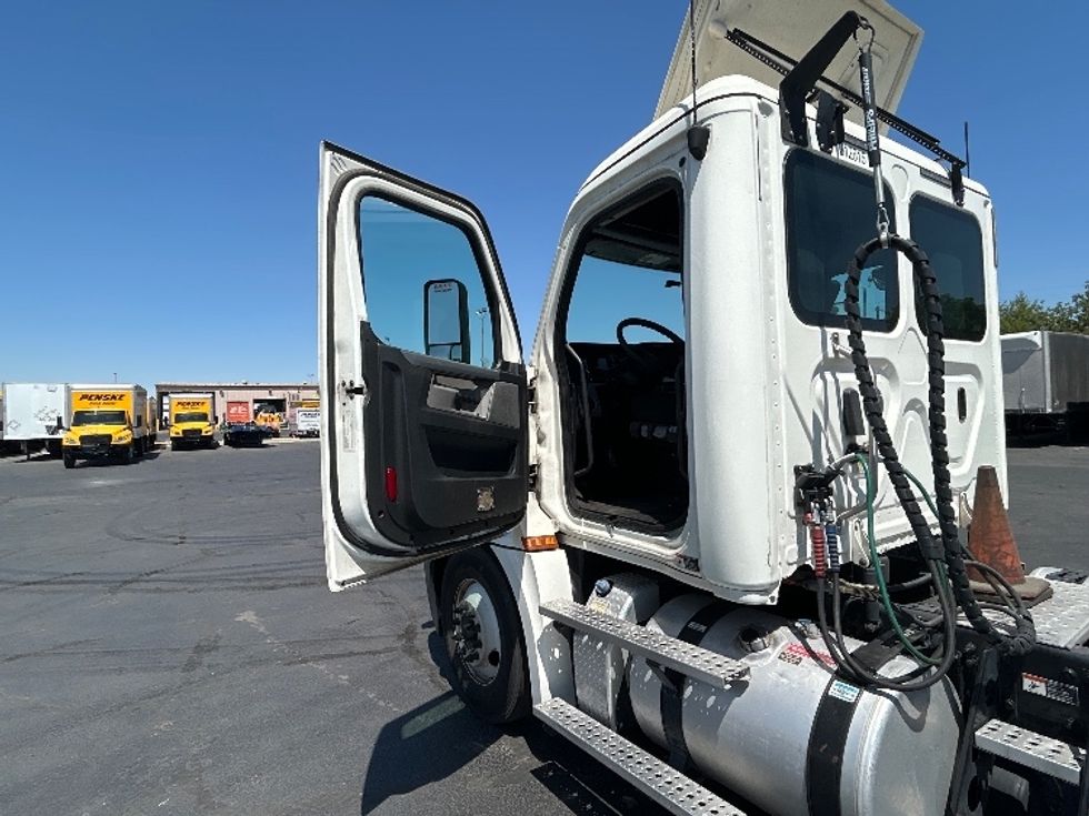 Day Cab Tractor-Heavy Duty Tractors-Freightliner-2019-T12642ST-Fresno-CA-245,244\n\t\tmiles-$ 53,500 - Image 9