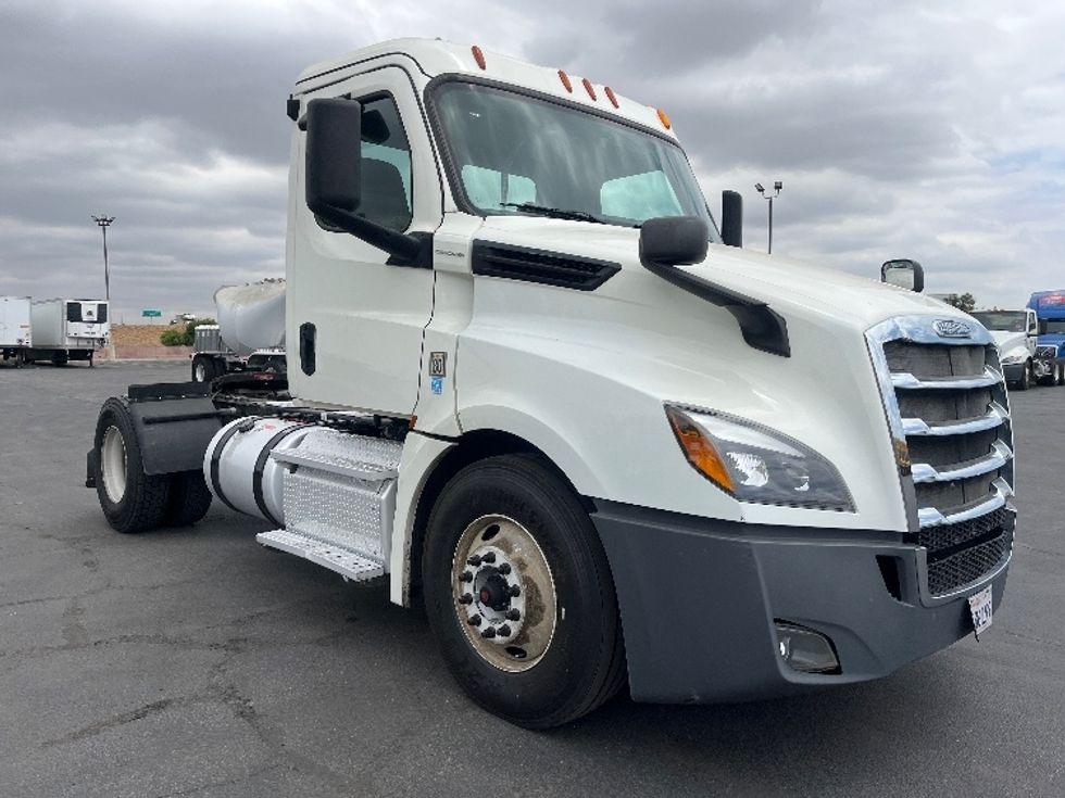 Day Cab Tractor-Heavy Duty Tractors-Freightliner-2019-T12642ST-Fresno-CA-401,484\n\t\tmiles-$ 32,250 - Image 1