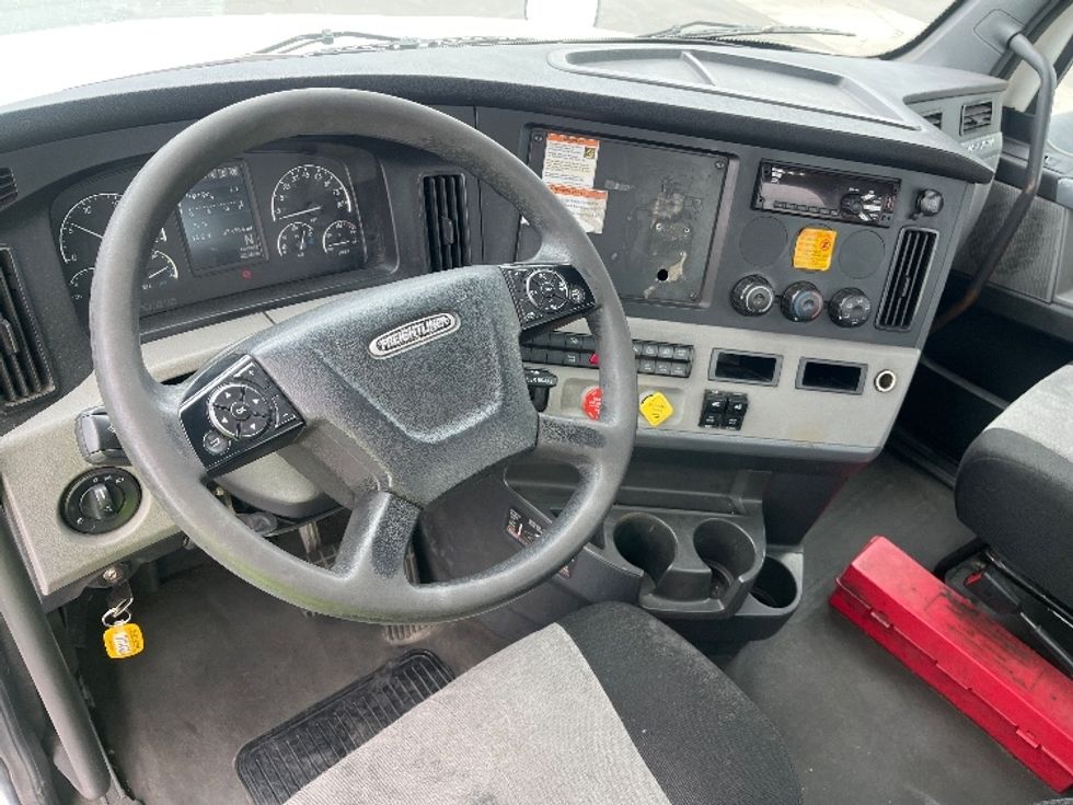 Day Cab Tractor-Heavy Duty Tractors-Freightliner-2019-T12642ST-Fresno-CA-401,484\n\t\tmiles-$ 32,250 - Image 10