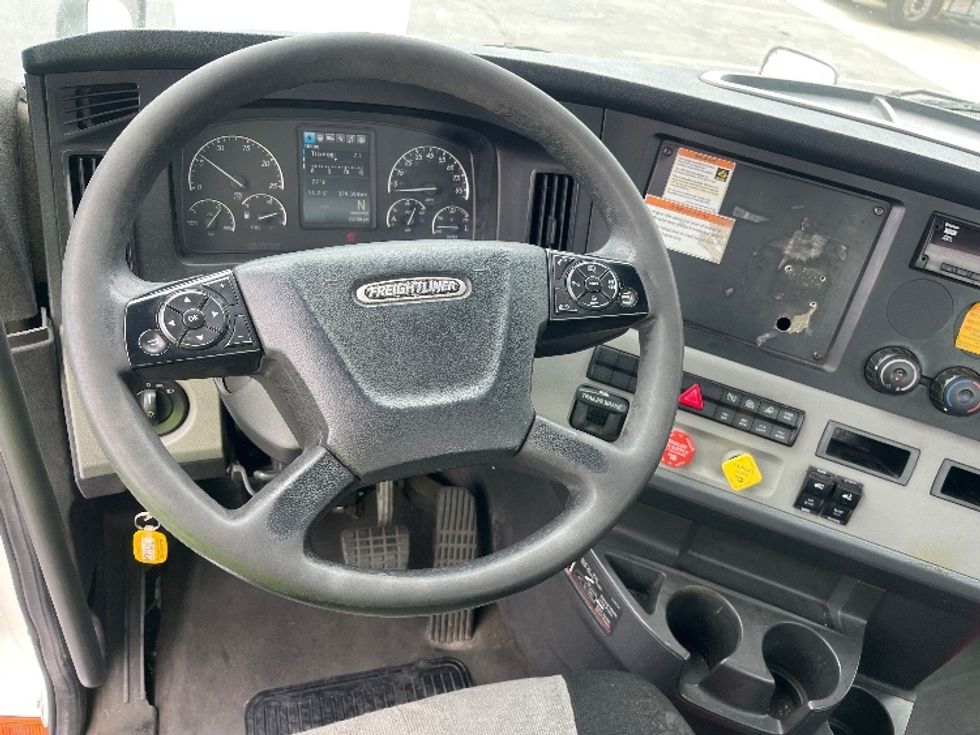 Day Cab Tractor-Heavy Duty Tractors-Freightliner-2019-T12642ST-Fresno-CA-401,484\n\t\tmiles-$ 32,250 - Image 11