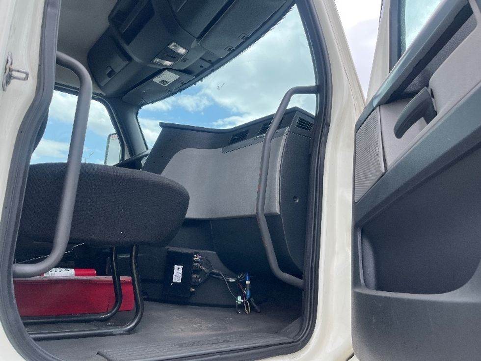 Day Cab Tractor-Heavy Duty Tractors-Freightliner-2019-T12642ST-Fresno-CA-401,484\n\t\tmiles-$ 32,250 - Image 12