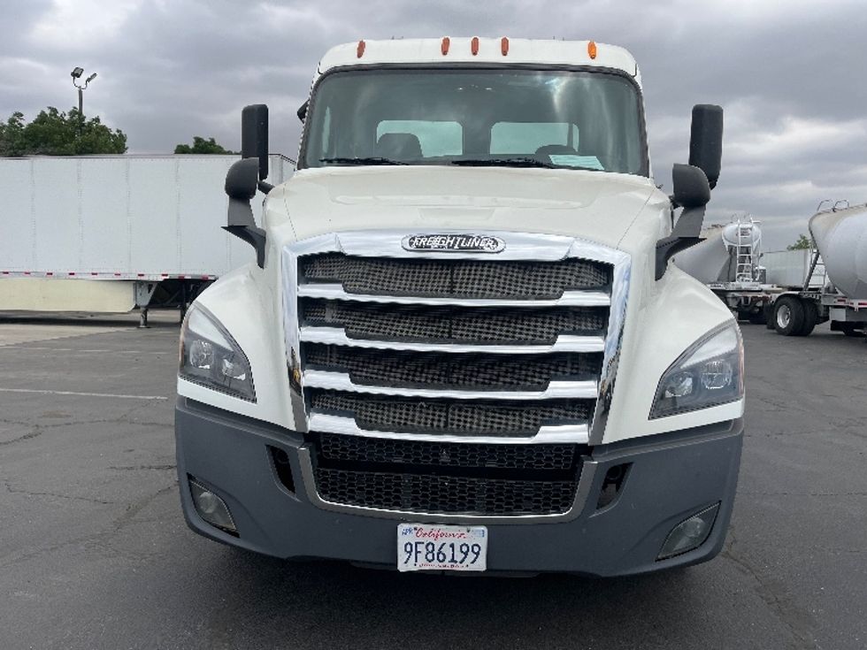 Day Cab Tractor-Heavy Duty Tractors-Freightliner-2019-T12642ST-Fresno-CA-401,484\n\t\tmiles-$ 32,250 - Image 2