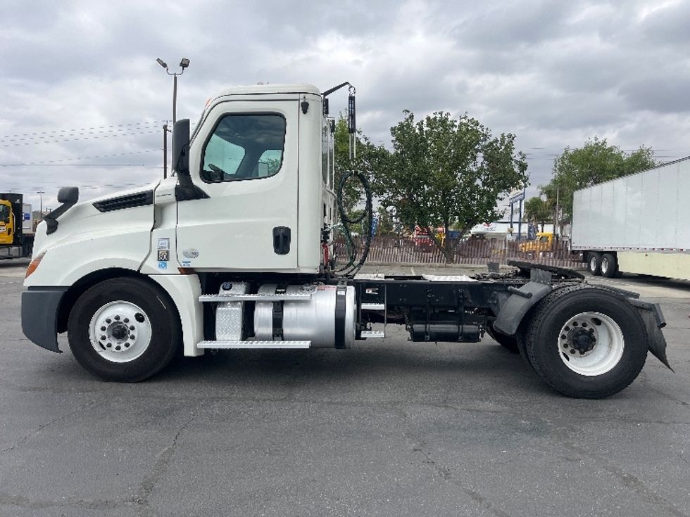 Day Cab Tractor-Heavy Duty Tractors-Freightliner-2019-T12642ST-Fresno-CA-401,484\n\t\tmiles-$ 32,250 - Image 4