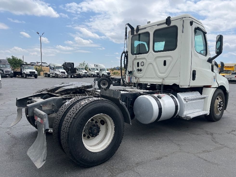 Day Cab Tractor-Heavy Duty Tractors-Freightliner-2019-T12642ST-Fresno-CA-401,484\n\t\tmiles-$ 32,250 - Image 7