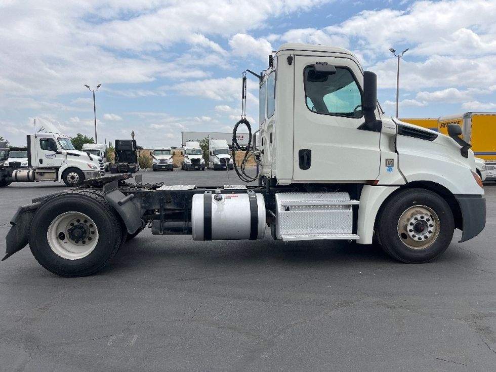 Day Cab Tractor-Heavy Duty Tractors-Freightliner-2019-T12642ST-Fresno-CA-401,484\n\t\tmiles-$ 32,250 - Image 8