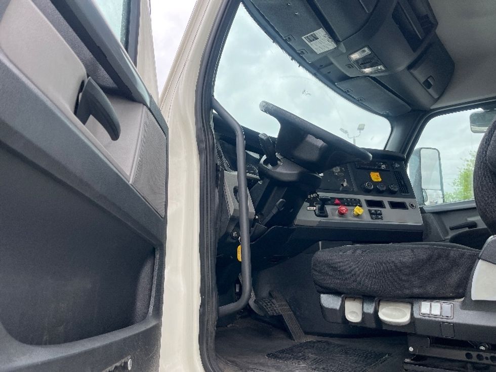 Day Cab Tractor-Heavy Duty Tractors-Freightliner-2019-T12642ST-Fresno-CA-401,484\n\t\tmiles-$ 32,250 - Image 9