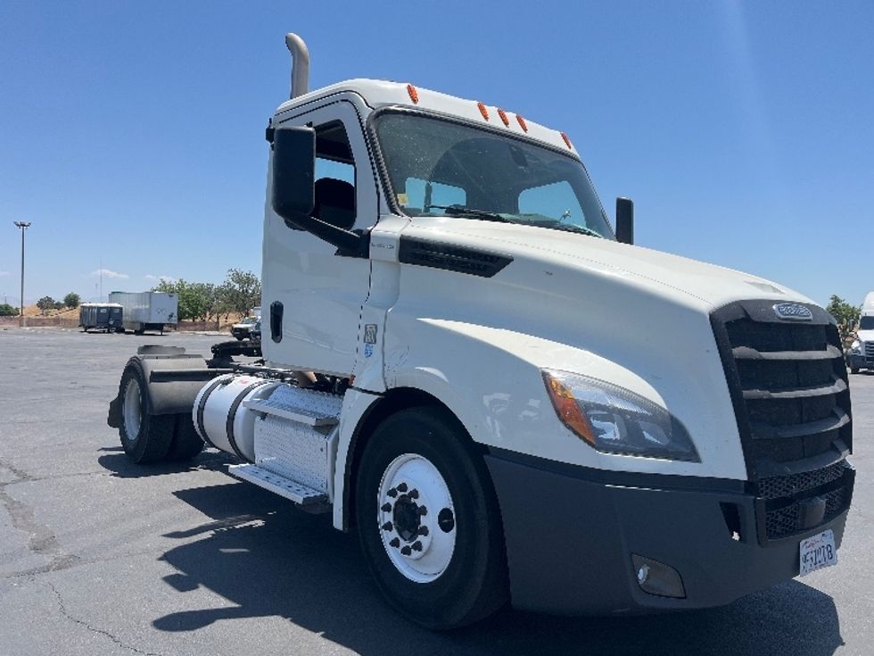 Day Cab Tractor-Heavy Duty Tractors-Freightliner-2019-T12642ST-Fresno-CA-406,733\n\t\tmiles-$ 33,250 - Image 1