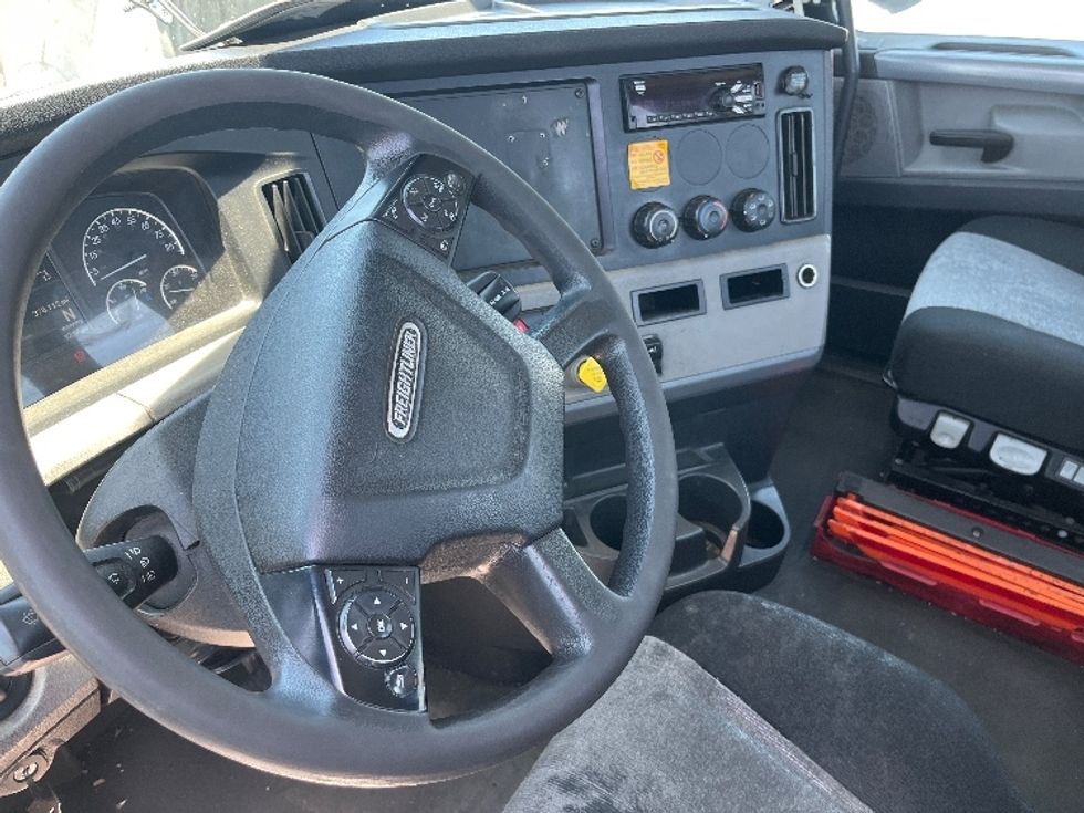Day Cab Tractor-Heavy Duty Tractors-Freightliner-2019-T12642ST-Fresno-CA-406,733\n\t\tmiles-$ 33,250 - Image 10