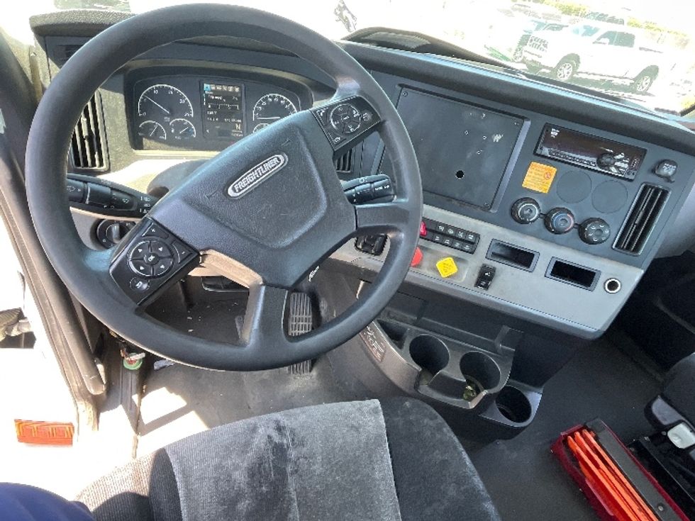 Day Cab Tractor-Heavy Duty Tractors-Freightliner-2019-T12642ST-Fresno-CA-406,733\n\t\tmiles-$ 33,250 - Image 11