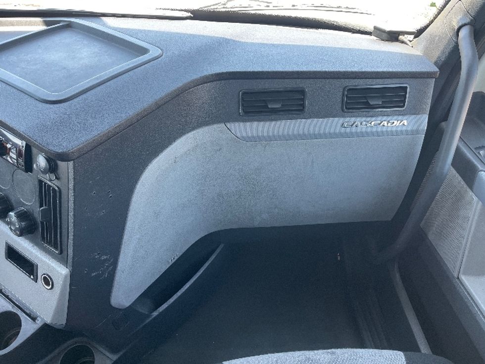 Day Cab Tractor-Heavy Duty Tractors-Freightliner-2019-T12642ST-Fresno-CA-406,733\n\t\tmiles-$ 33,250 - Image 13