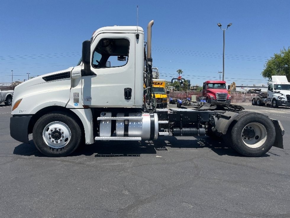 Day Cab Tractor-Heavy Duty Tractors-Freightliner-2019-T12642ST-Fresno-CA-406,733\n\t\tmiles-$ 33,250 - Image 4