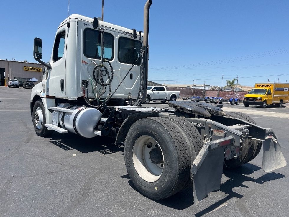 Day Cab Tractor-Heavy Duty Tractors-Freightliner-2019-T12642ST-Fresno-CA-406,733\n\t\tmiles-$ 33,250 - Image 5