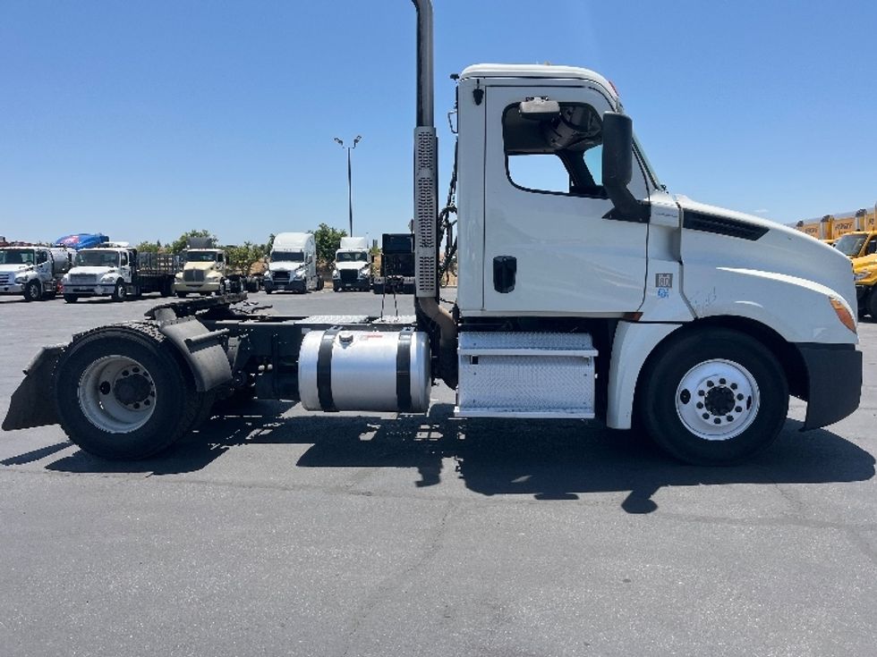 Day Cab Tractor-Heavy Duty Tractors-Freightliner-2019-T12642ST-Fresno-CA-406,733\n\t\tmiles-$ 33,250 - Image 8