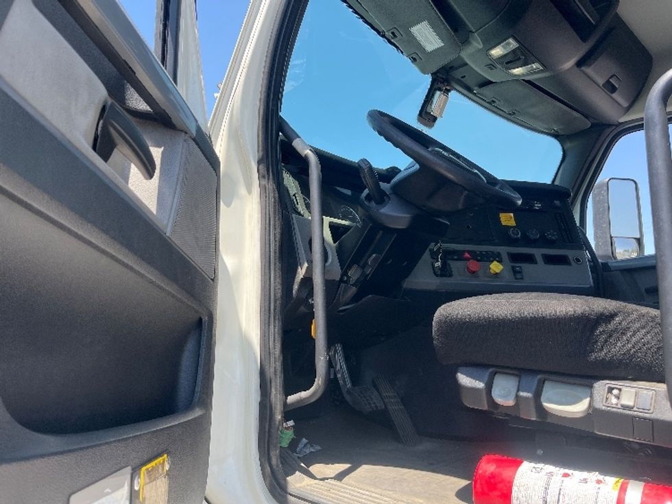 Day Cab Tractor-Heavy Duty Tractors-Freightliner-2019-T12642ST-Fresno-CA-406,733\n\t\tmiles-$ 33,250 - Image 9