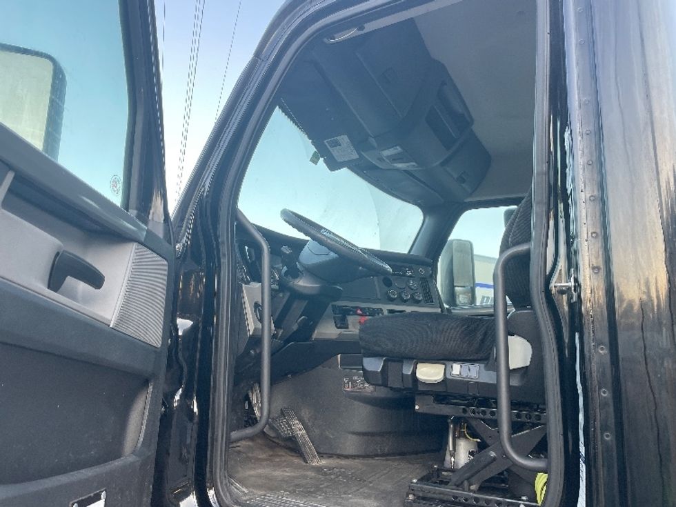 Day Cab Tractor-Heavy Duty Tractors-Freightliner-2019-T12642ST-Garden City-GA-256,799\n\t\tmiles-$ 43,750 - Image 9