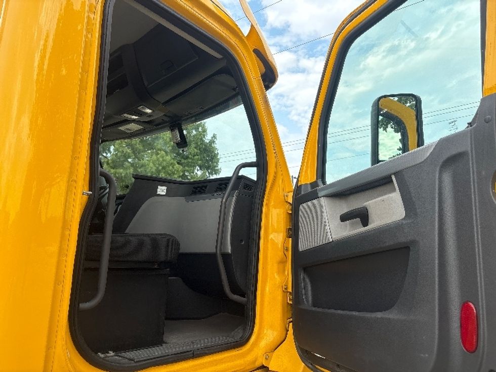 Day Cab Tractor-Heavy Duty Tractors-Freightliner-2019-T12642ST-Garland-TX-324,811\n\t\tmiles-$ 40,000 - Image 12