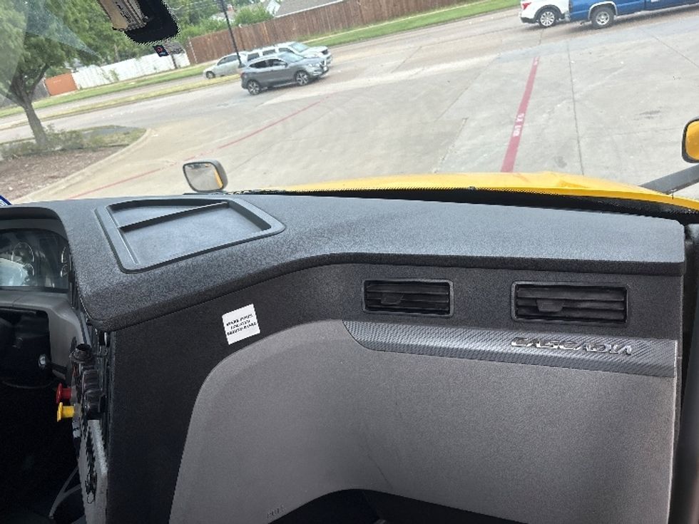 Day Cab Tractor-Heavy Duty Tractors-Freightliner-2019-T12642ST-Garland-TX-324,811\n\t\tmiles-$ 40,000 - Image 13