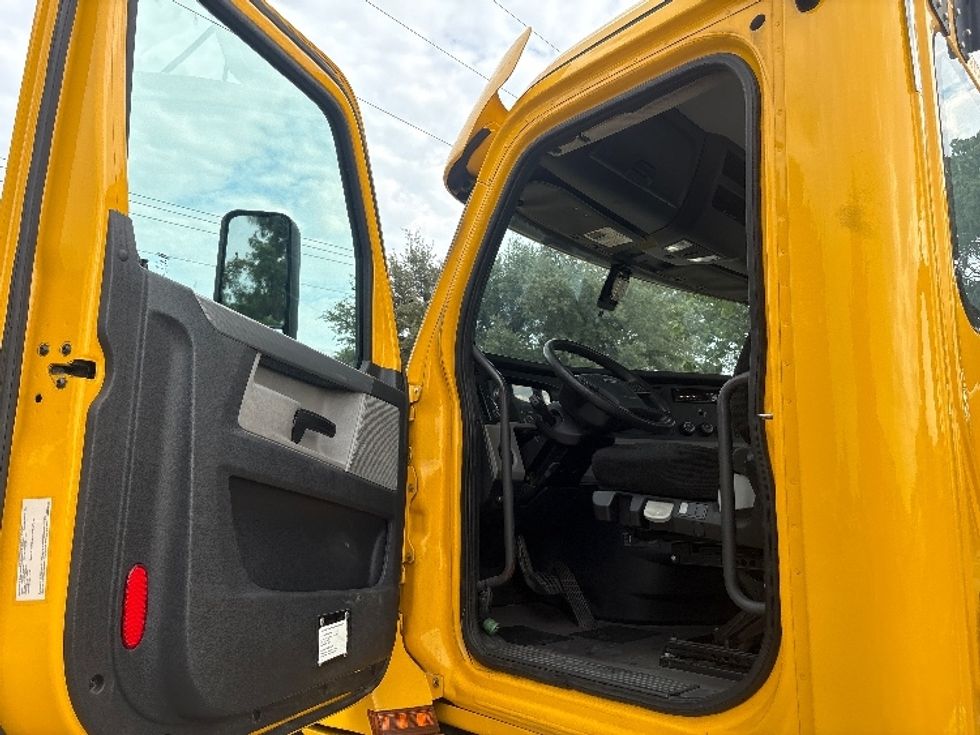 Day Cab Tractor-Heavy Duty Tractors-Freightliner-2019-T12642ST-Garland-TX-324,811\n\t\tmiles-$ 40,000 - Image 9