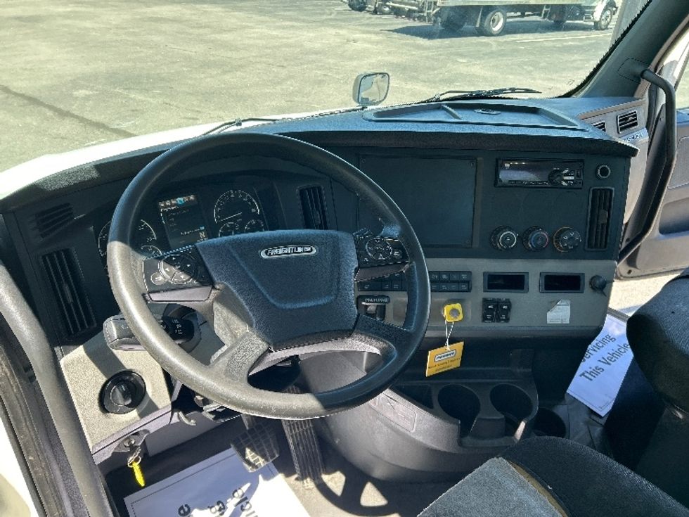 Day Cab Tractor-Heavy Duty Tractors-Freightliner-2019-T12642ST-Garner-NC-387,794\n\t\tmiles-$ 37,250 - Image 11
