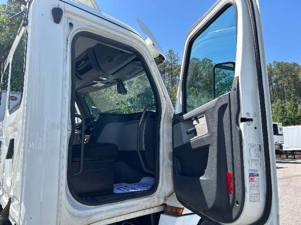 Day Cab Tractor-Heavy Duty Tractors-Freightliner-2019-T12642ST-Garner-NC-387,794\n\t\tmiles-$ 37,250 - Image 12