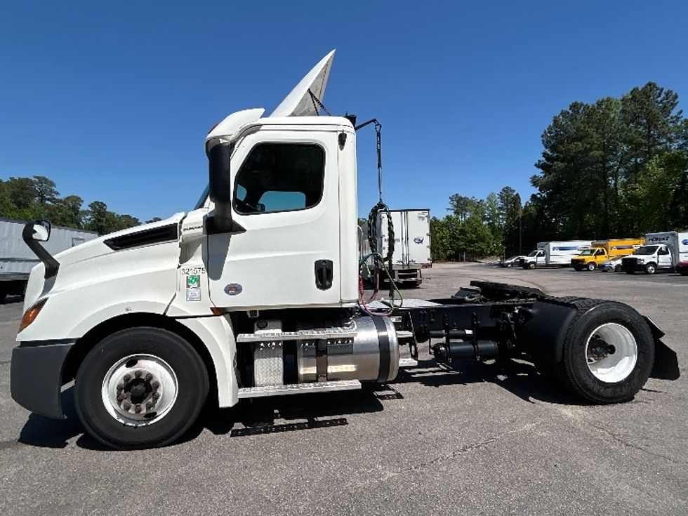 Day Cab Tractor-Heavy Duty Tractors-Freightliner-2019-T12642ST-Garner-NC-387,794\n\t\tmiles-$ 37,250 - Image 4