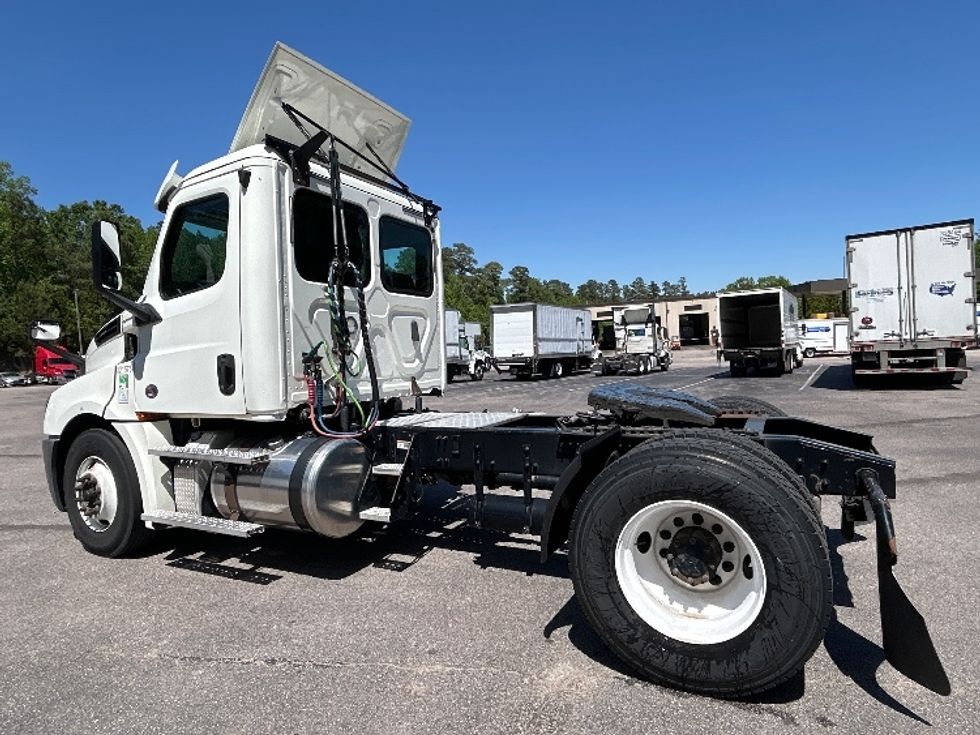 Day Cab Tractor-Heavy Duty Tractors-Freightliner-2019-T12642ST-Garner-NC-387,794\n\t\tmiles-$ 37,250 - Image 5