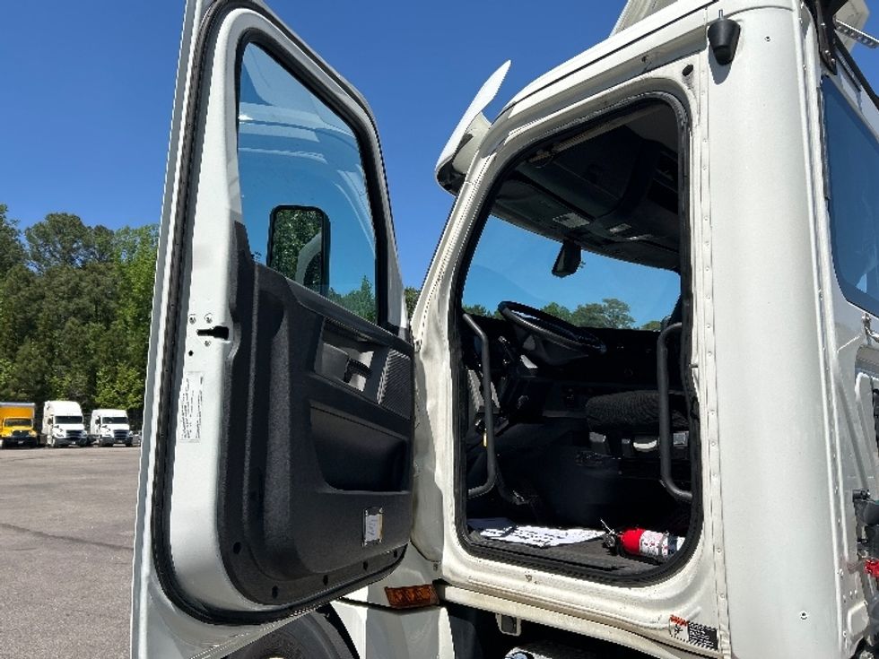 Day Cab Tractor-Heavy Duty Tractors-Freightliner-2019-T12642ST-Garner-NC-387,794\n\t\tmiles-$ 37,250 - Image 9