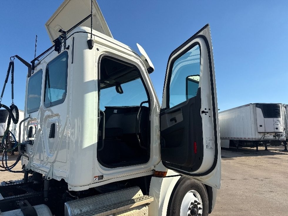 Day Cab Tractor-Heavy Duty Tractors-Freightliner-2019-T12642ST-Grand Prairie-TX-122,723\n\t\tmiles-$ 55,500 - Image 12