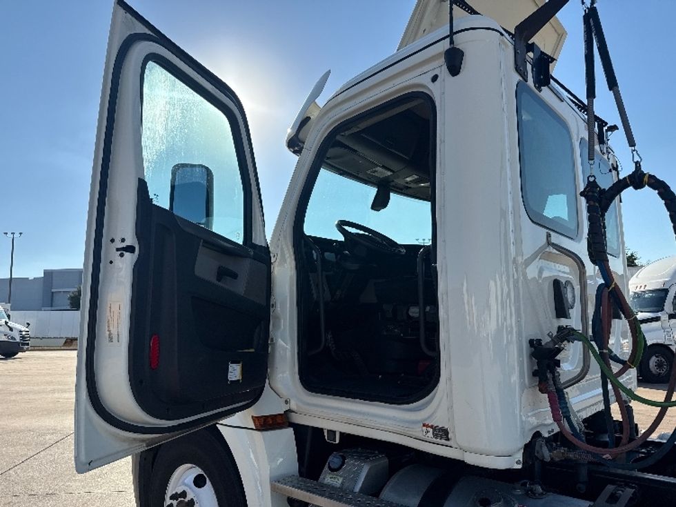 Day Cab Tractor-Heavy Duty Tractors-Freightliner-2019-T12642ST-Grand Prairie-TX-122,723\n\t\tmiles-$ 55,500 - Image 9