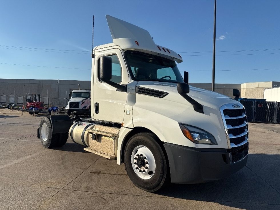 Day Cab Tractor-Heavy Duty Tractors-Freightliner-2019-T12642ST-Grand Prairie-TX-123,984\n\t\tmiles-$ 55,500 - Image 1
