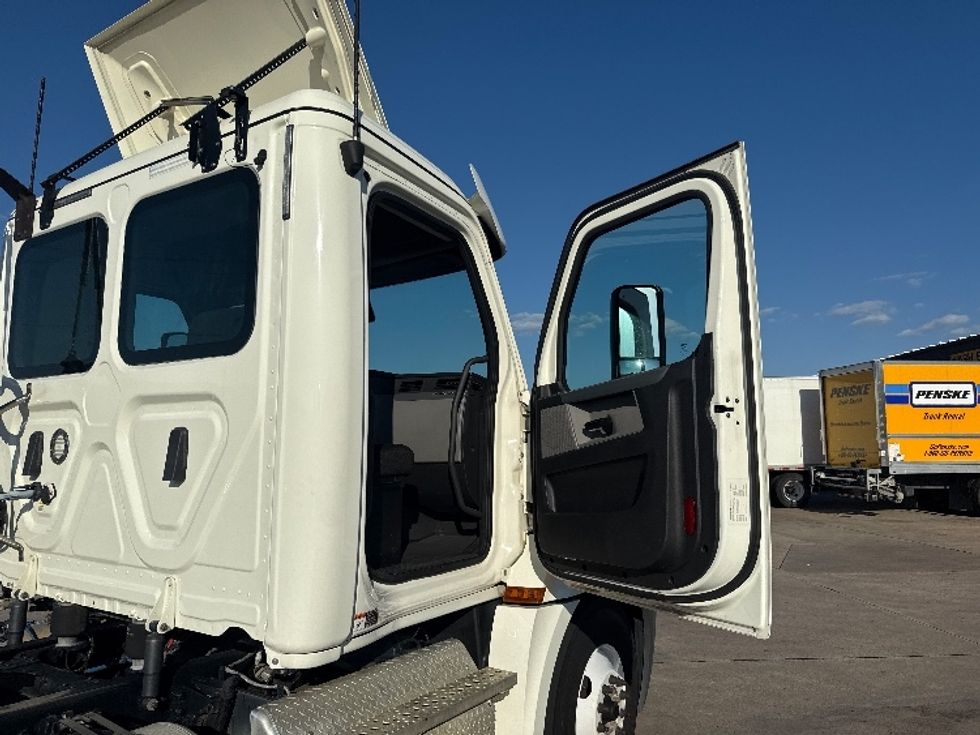Day Cab Tractor-Heavy Duty Tractors-Freightliner-2019-T12642ST-Grand Prairie-TX-123,984\n\t\tmiles-$ 55,500 - Image 12