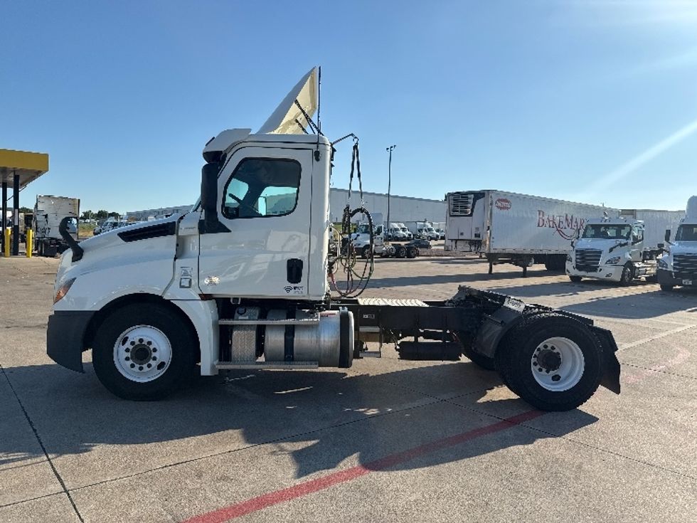 Day Cab Tractor-Heavy Duty Tractors-Freightliner-2019-T12642ST-Grand Prairie-TX-123,984\n\t\tmiles-$ 55,500 - Image 4